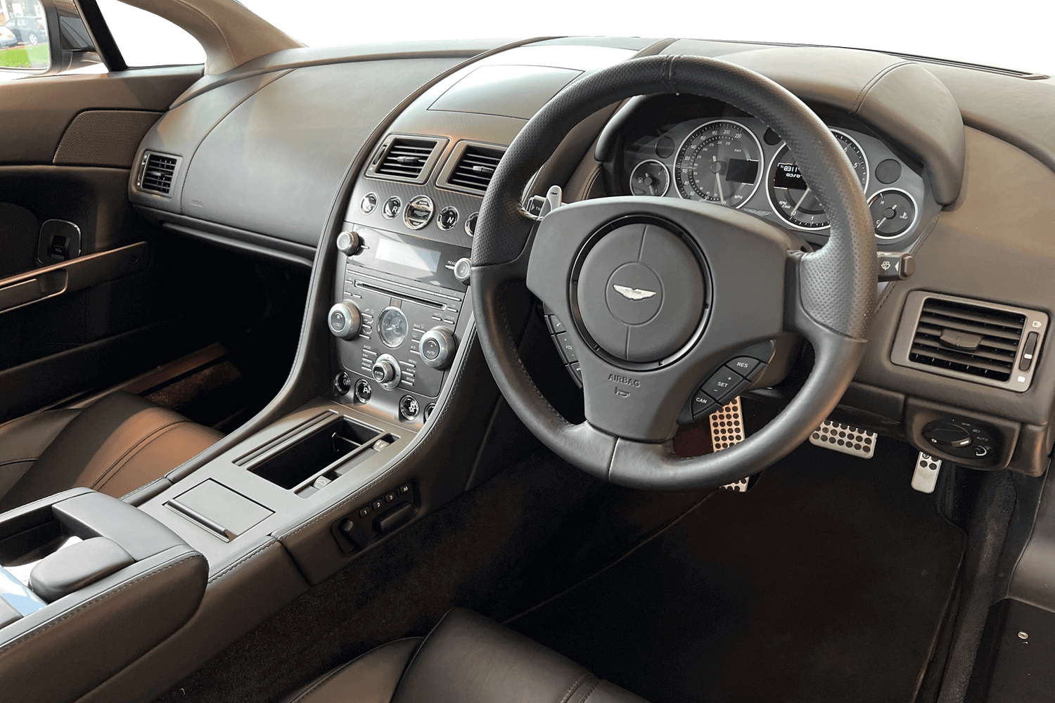 Aston Martin Vantage thumbnail image number 13