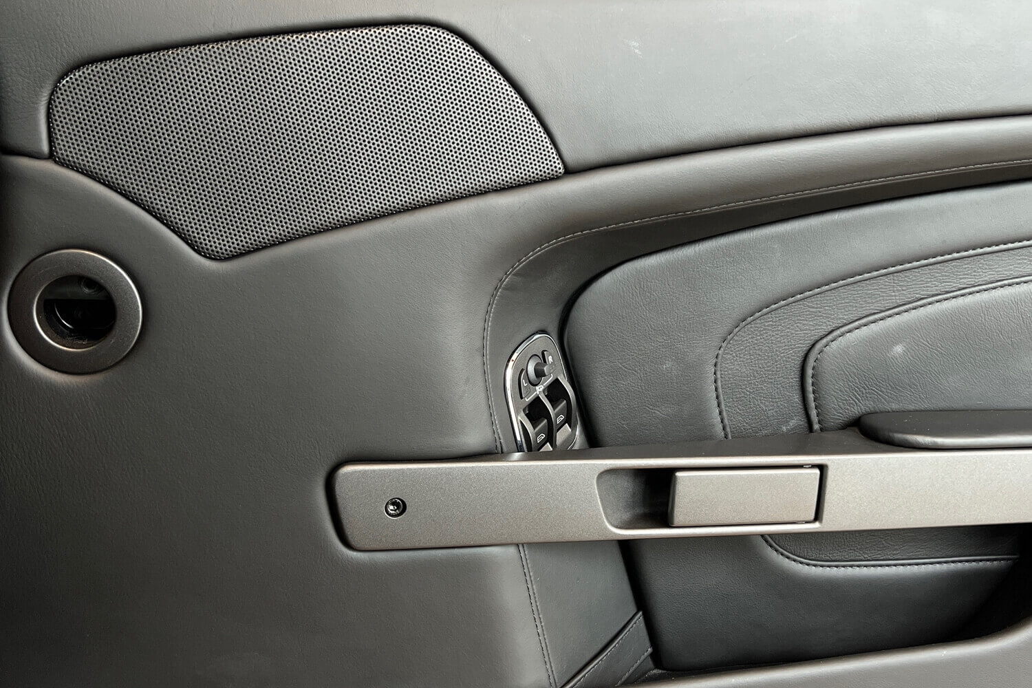 Aston Martin Vantage thumbnail image number 14