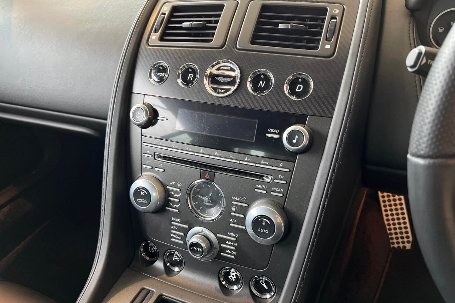 Aston Martin Vantage thumbnail image number 15