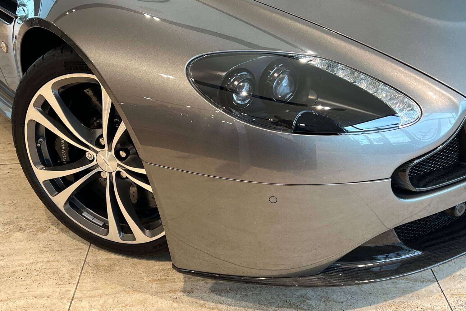 Aston Martin Vantage thumbnail image number 2