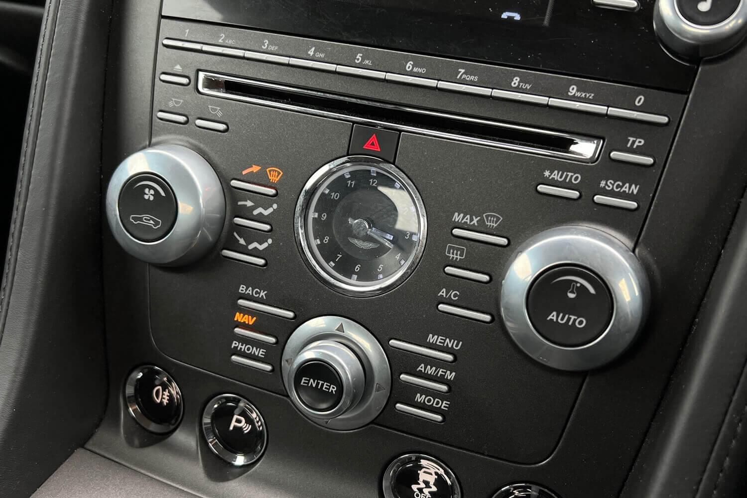 Aston Martin Vantage thumbnail image number 20