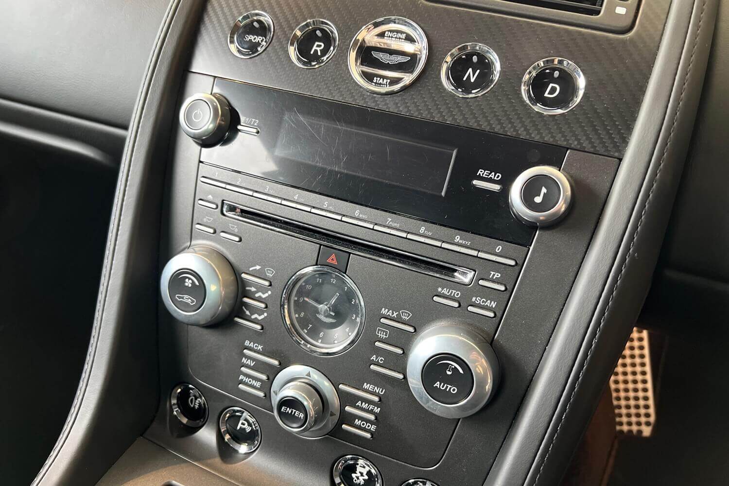 Aston Martin Vantage thumbnail image number 21