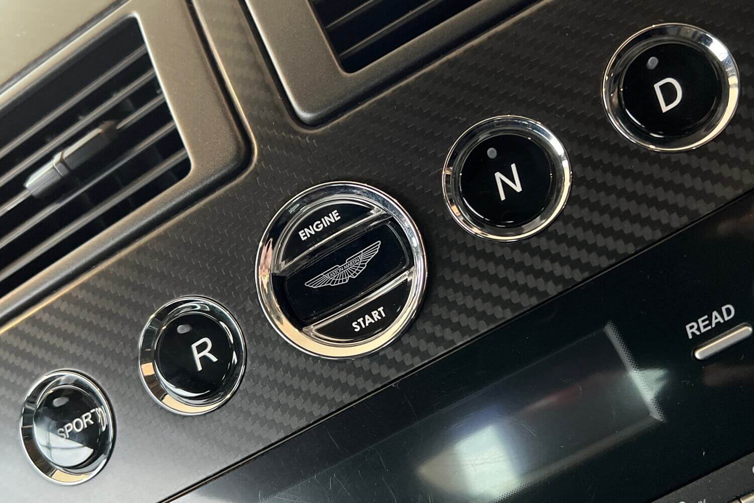 Aston Martin Vantage thumbnail image number 22