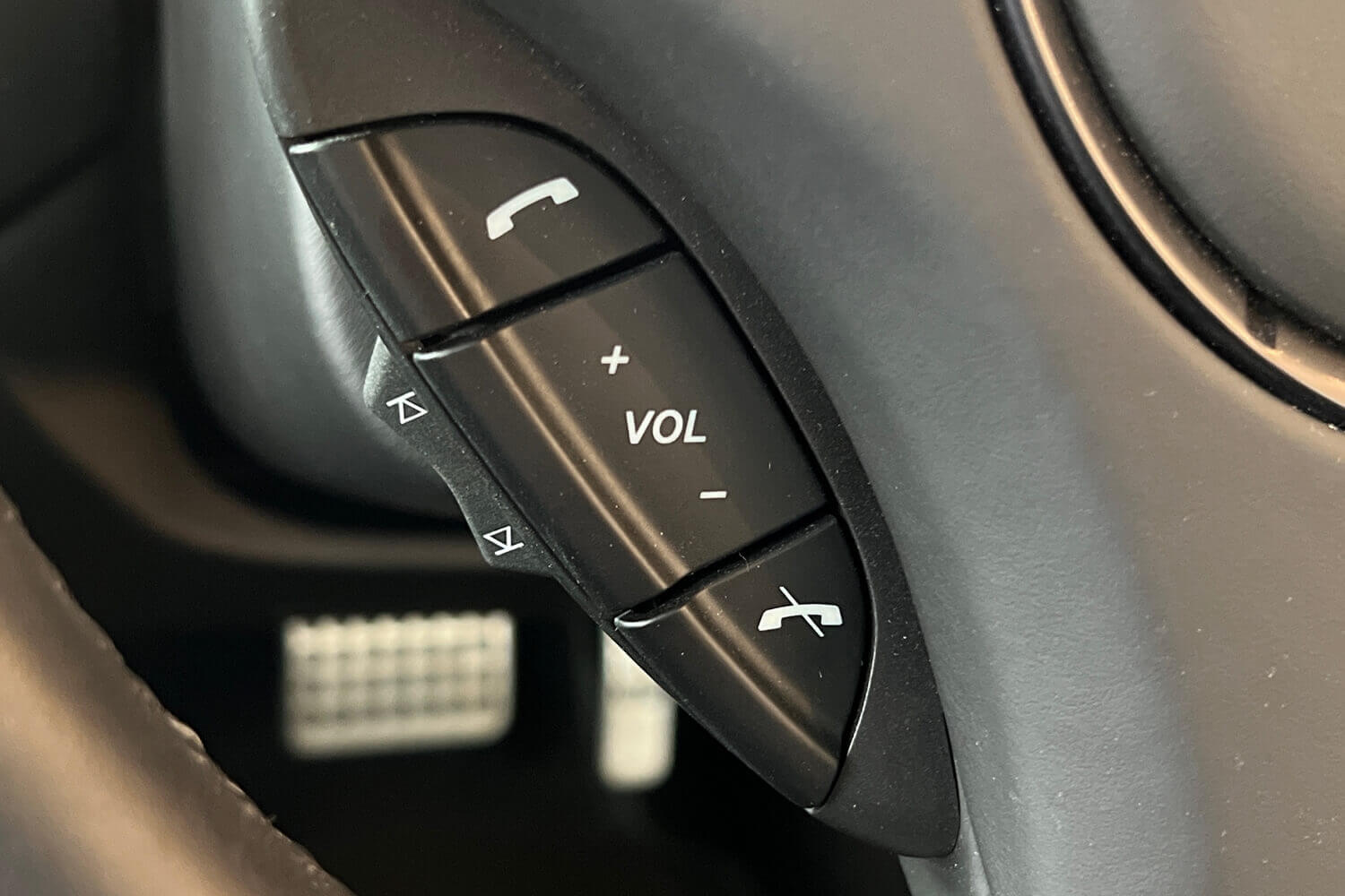 Aston Martin Vantage thumbnail image number 23