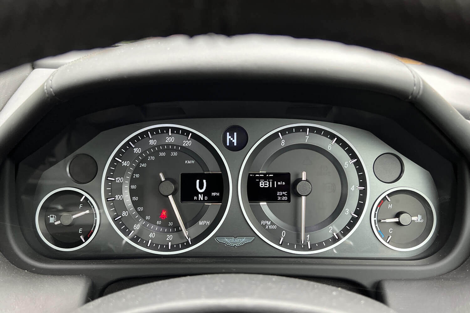 Aston Martin Vantage thumbnail image number 25