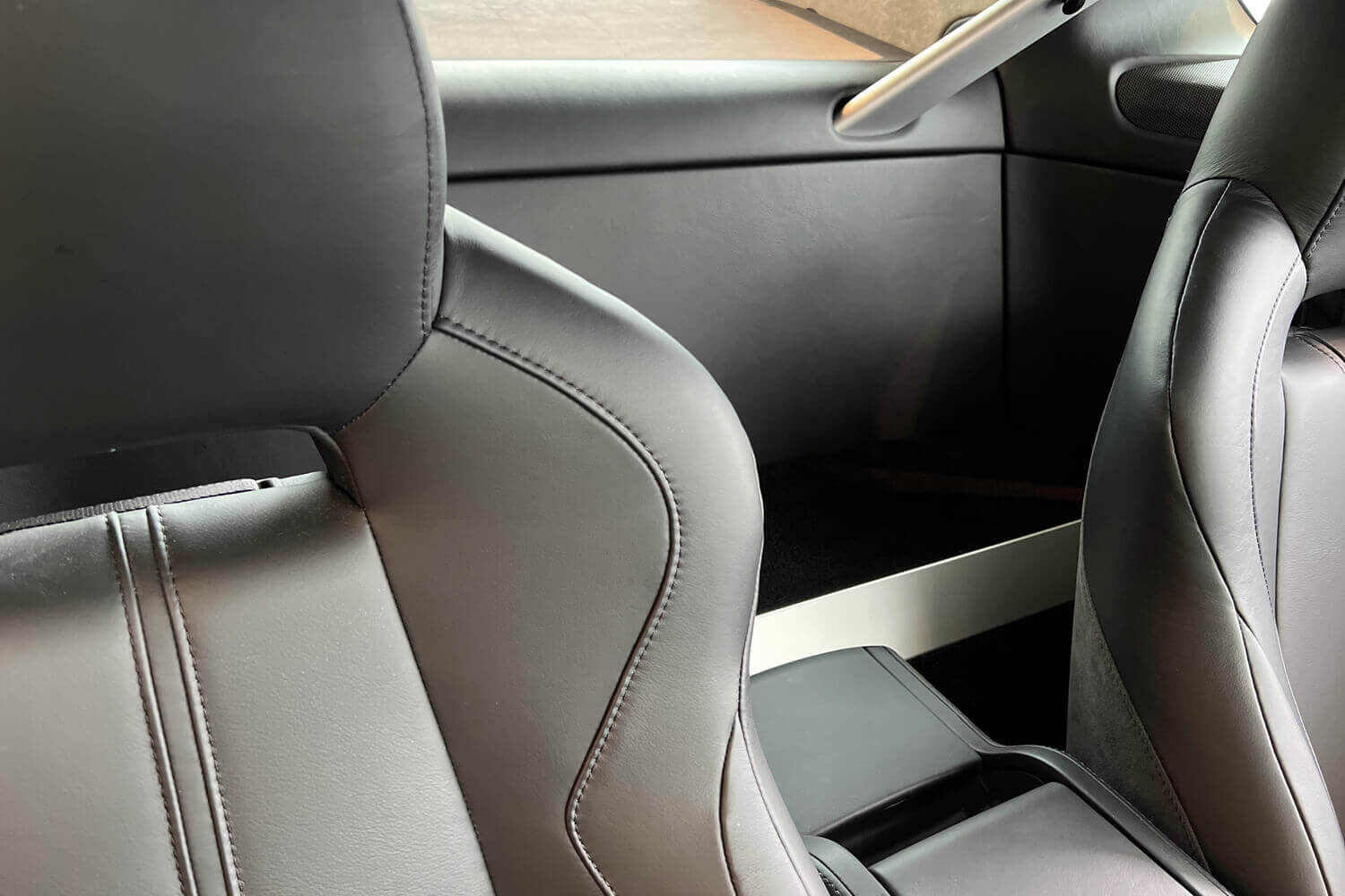 Aston Martin Vantage thumbnail image number 26