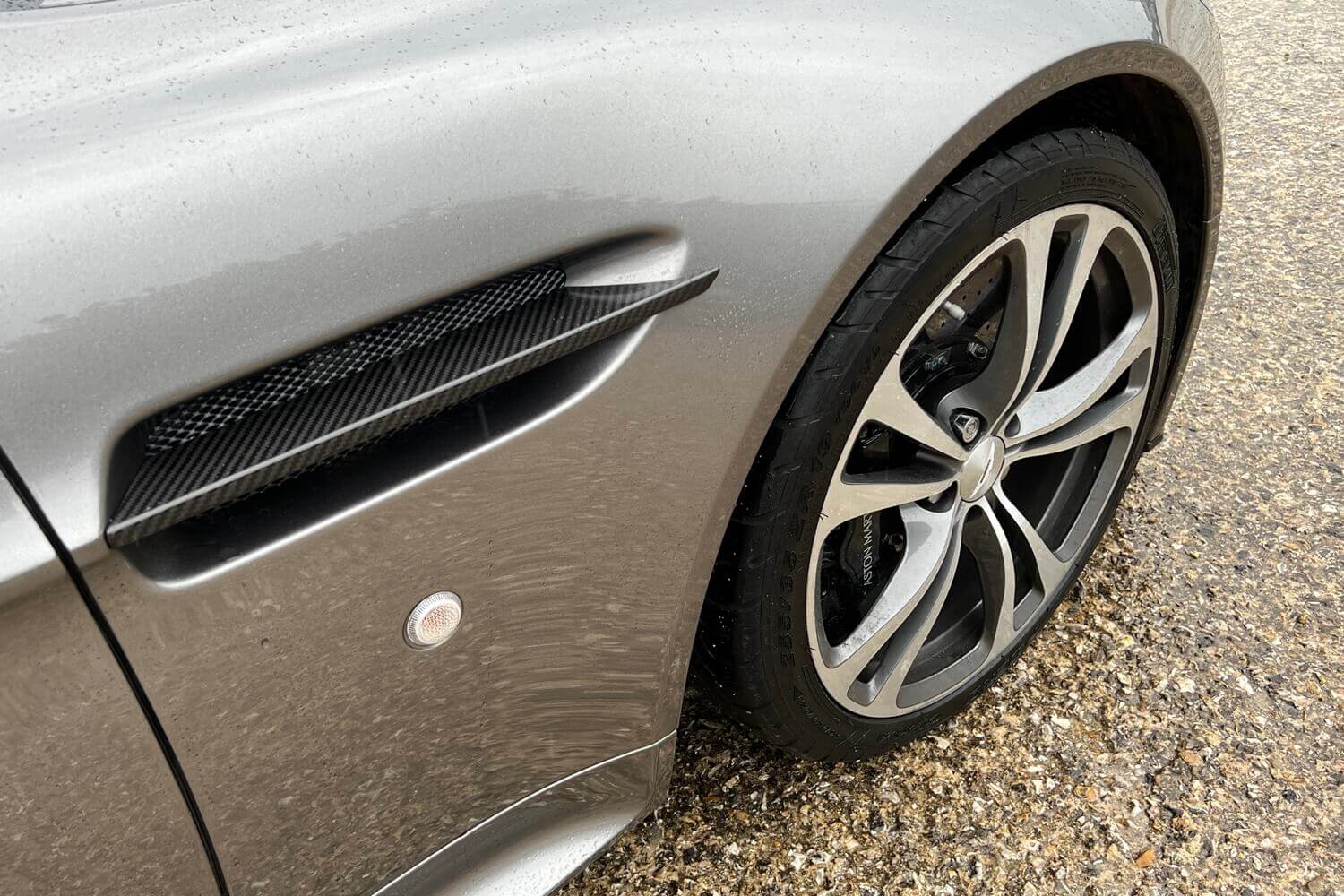 Aston Martin Vantage thumbnail image number 29