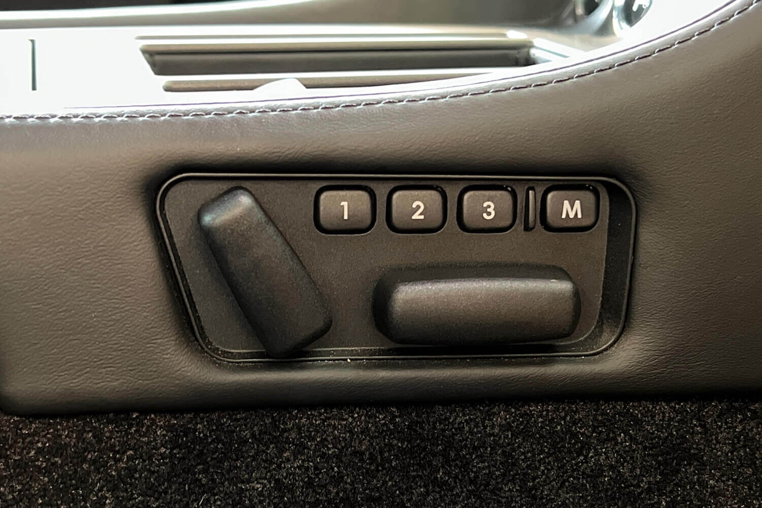 Aston Martin Vantage thumbnail image number 30