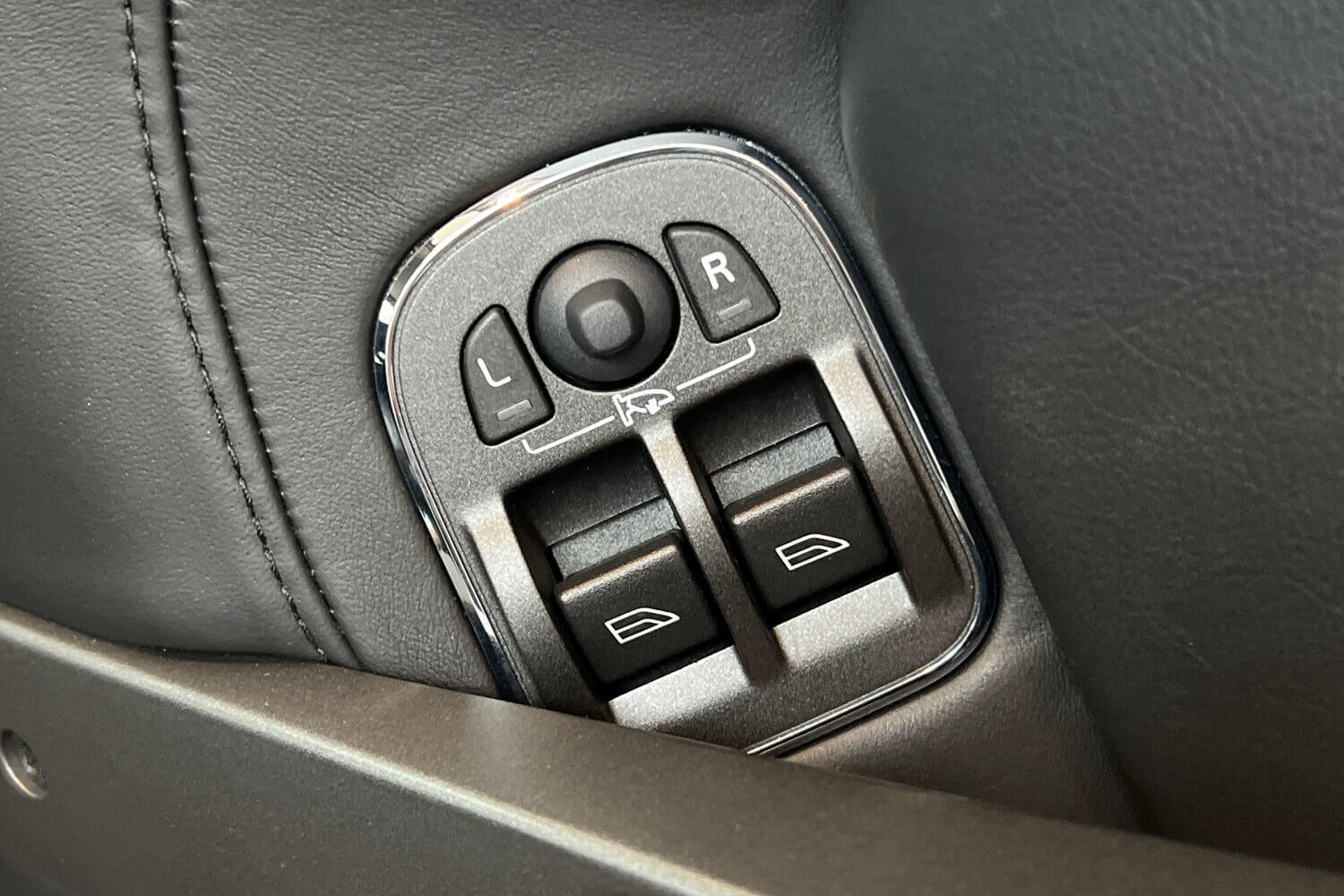 Aston Martin Vantage thumbnail image number 31