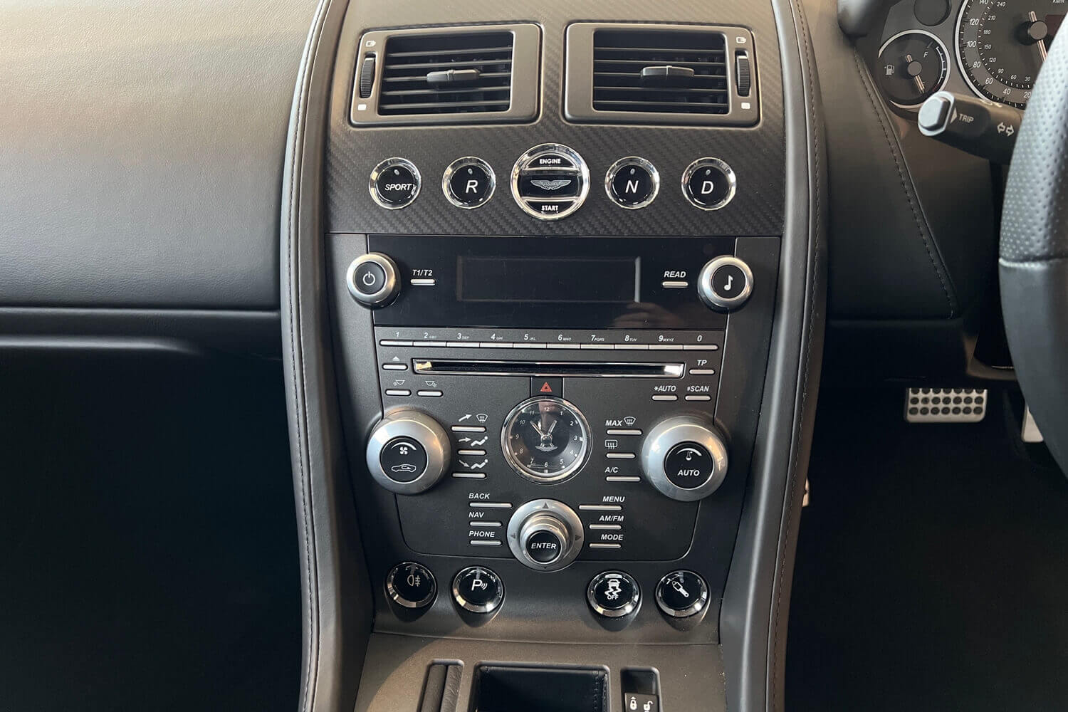 Aston Martin Vantage thumbnail image number 32