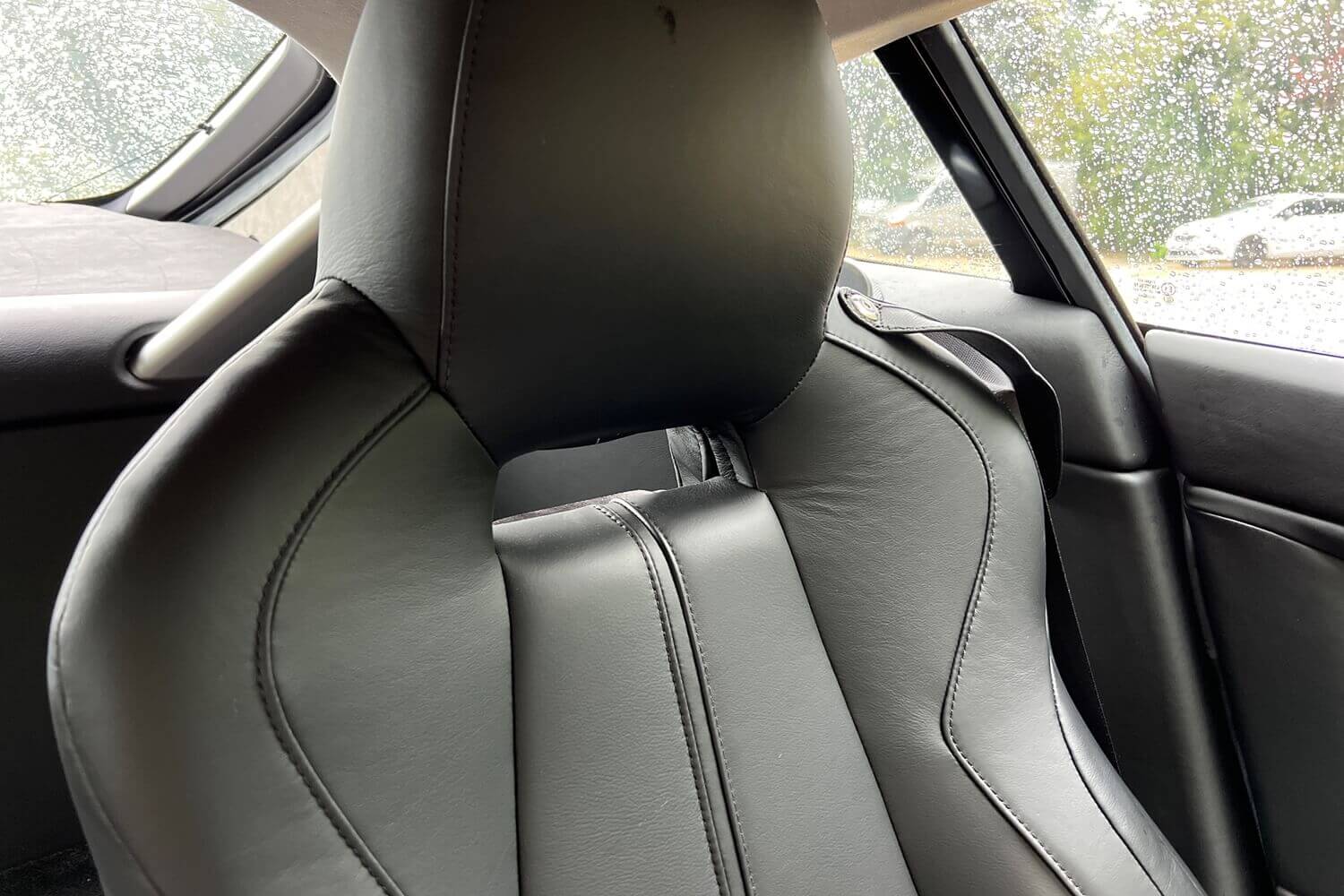 Aston Martin Vantage thumbnail image number 33