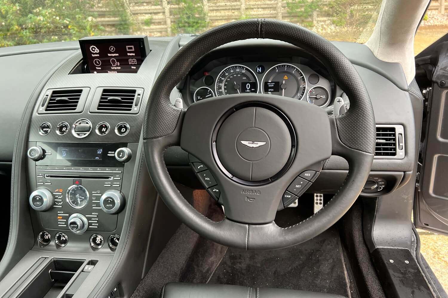 Aston Martin Vantage thumbnail image number 35