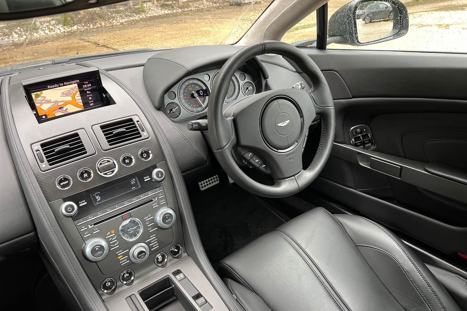 Aston Martin Vantage thumbnail image number 36