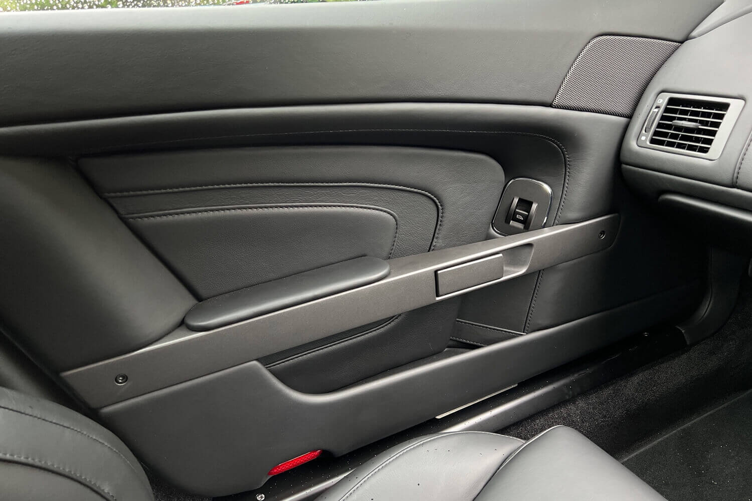 Aston Martin Vantage thumbnail image number 37