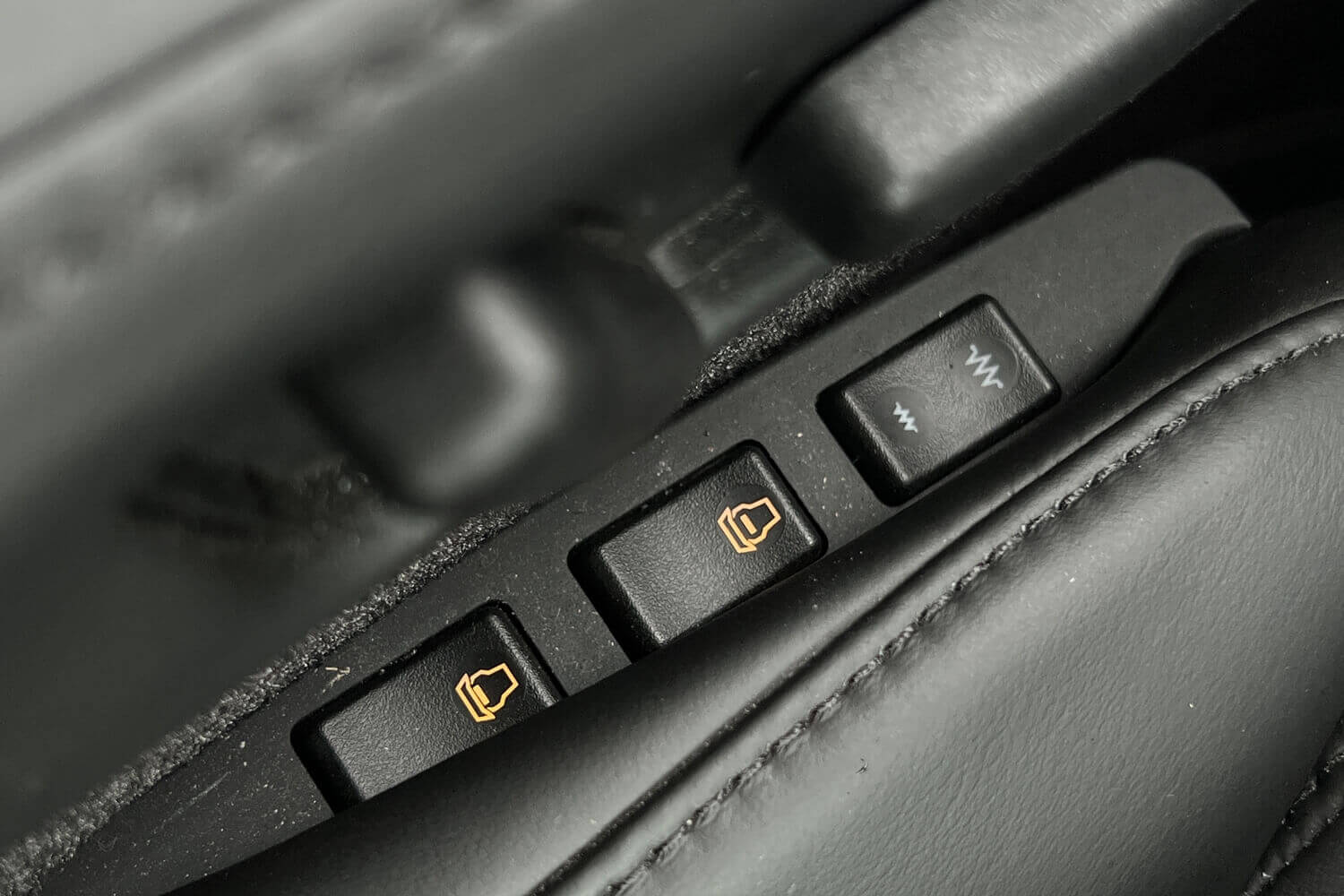 Aston Martin Vantage thumbnail image number 38