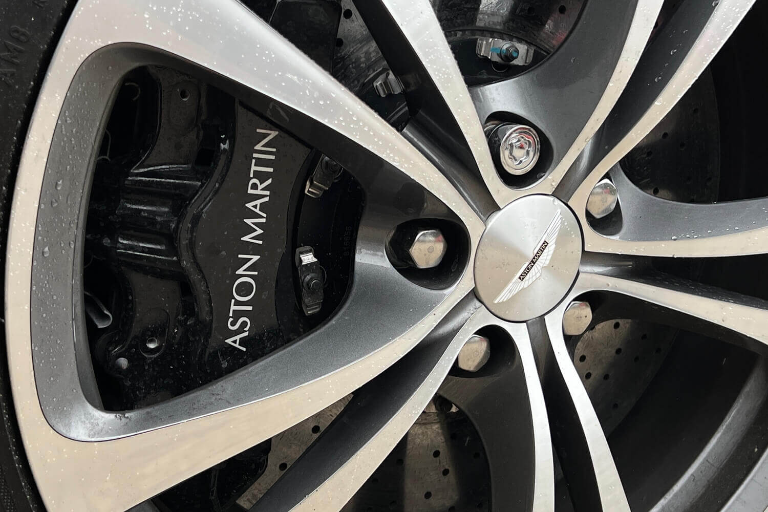 Aston Martin Vantage thumbnail image number 39