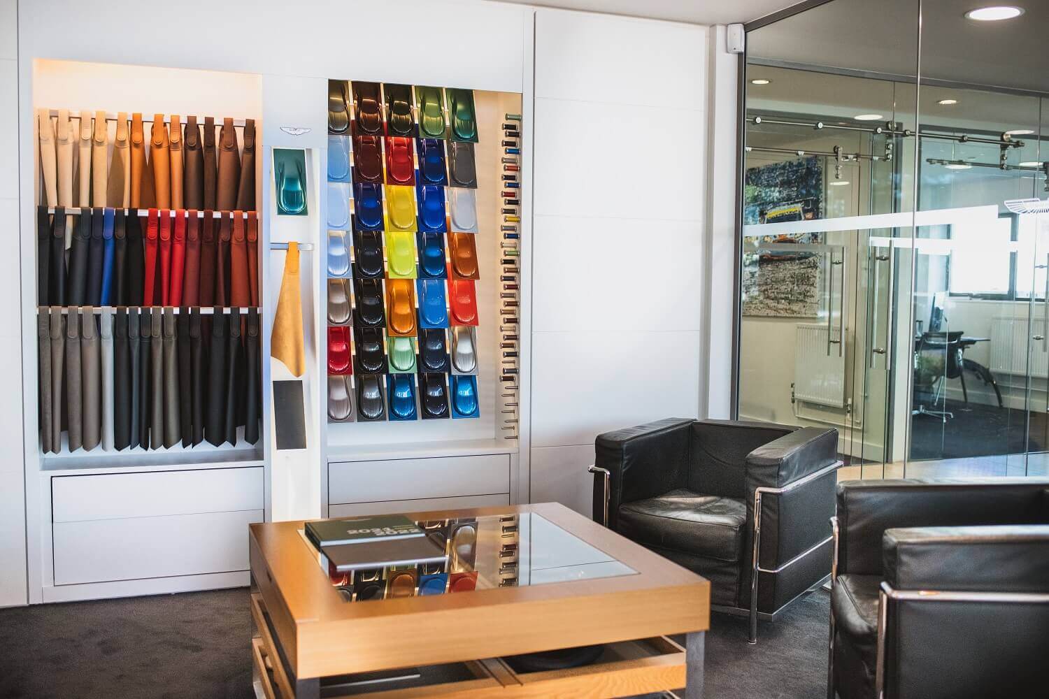 Aston Martin Vantage thumbnail image number 43